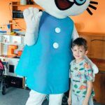 Chłopiec pozuje z Kicią Kocią