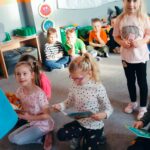 Dziewczynki oglądają książki