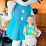 Dziewczynka pozuje z Kicią Kocią