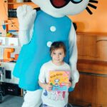 Dziewczynka pozuje z Kicią Kocią