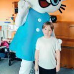 Chłopiec pozuje z Kicią Kocią