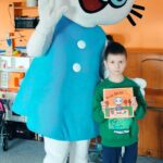 Chłopiec pozuje z Kicią Kocią