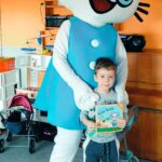 Chłopiec pozuje z Kicią Kocią