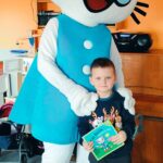 Chłopiec pozuje z Kicią Kocią