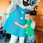 Chłopiec pozuje z Kicią Kocią