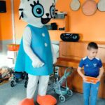 Chłopiec pozuje z Kicią Kocią