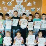 Zdjęcie grupowe dzieci z kartami pracy