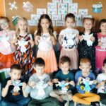 Zdjęcie grupowe dzieci z wyciętymi aniołkami