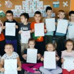 Zdjęcie grupowe dzieci z wykonanym zadaniem