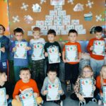 Zdjęcie grupowe dzieci z listami do Mikołaja