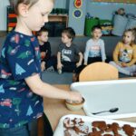 Chłopiec ozdabia pierniki