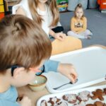 Dziewczynka i chłopiec ozdabiają pierniki