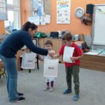 nauczycielka wręcza dyplomy