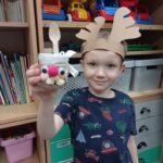 chłopiec pokazuje wykonanego renifera