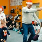 dzieci w opaskach reniferów prowadzą rodziców