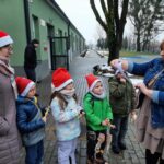 dzieci w czapkach mikołaja, pani czyta list