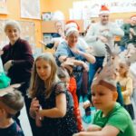 rodzice i dzieci tańczą