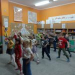 grupa dzieci tańczy w sali