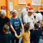 dzieci i rodzice stoją w parach