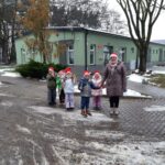 dzieci w czapkach mikołaja, z nauczycielką