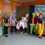 piecioro rodziców przebranych za postacie z bajek