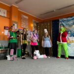 rodzice przebrani za postacie z bajek w sali przedszkolnej