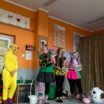 rodzice przebrani za postacie z bajek w sali przedszkolnej