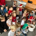 grupa dzieci na dywanie