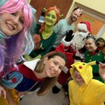 rodzice pozują przebrani za postaci z bajek