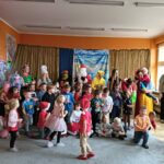 grupa dzieci i rodziców