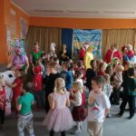 grupa dzieci i rodziców