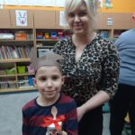 chłopiec z mamą pokazują zrobionego renifera