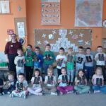 pracownik BWA z dziećmi na zdjęciu grupowym