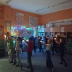 dzieci tańczą ze światełkami