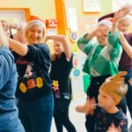 rodzice i dzieci tańczą