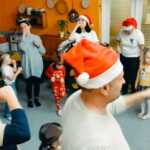 rodzice pokazują ruch picia mleka ręką