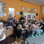 rodzice oglądają przedstawienie