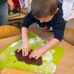 Chłopiec wycina piernika