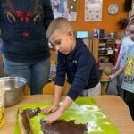 Chłopiec wycina piernika