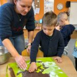 Chłopiec wycina piernika