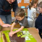 Chłopiec wycina piernika