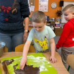 Chłopiec wycina piernika