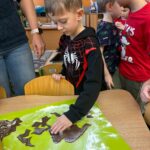 Chłopiec wycina piernika