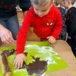 Chłopiec wycina piernika