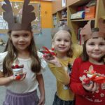 trzy dziewczynki pokazują zrobione renifery