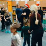 dzieci i rodzice tańczą w parach