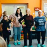 rodzice w czapkach Mikołaja trzymają się pod bok