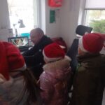 dzieci patrzą na monitor