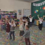Dzieci tańczą do piosenki anglojęzycznej