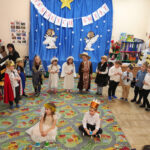 Dzieci śpiewają piosenkę o Mikołaju oraz wykonują instrumentację do piosenki